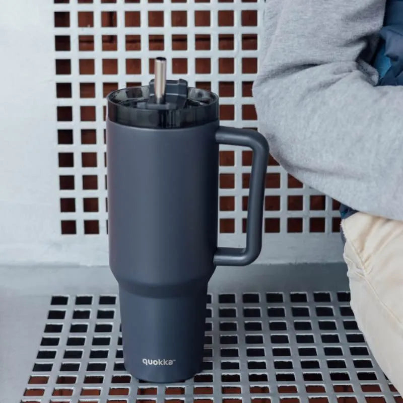 Quokka Stream – 1200 ml nerūdijančio plieno termo puodelis su šiaudeliu (grafitinis)