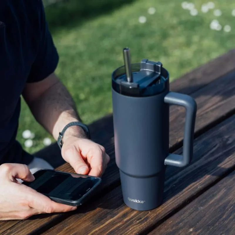 Quokka Stream – nerūdijančio plieno termo puodelis 950 ml su šiaudeliu (grafito spalvos)