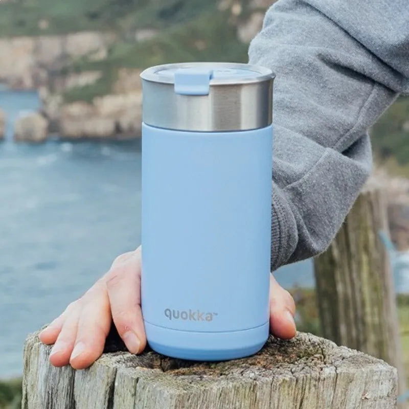 Quokka Boost Coffee Tumbler - nerūdijančio plieno termo puodelis su arbatos sieteliu 400 ml (Denim Blue)