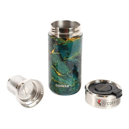 Quokka Boost Coffee Tumbler – nerūdijančio plieno termo puodelis su sieteliu 400 ml (Greenstone)