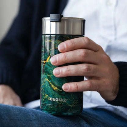 Quokka Boost Coffee Tumbler – nerūdijančio plieno termo puodelis su sieteliu 400 ml (Greenstone)