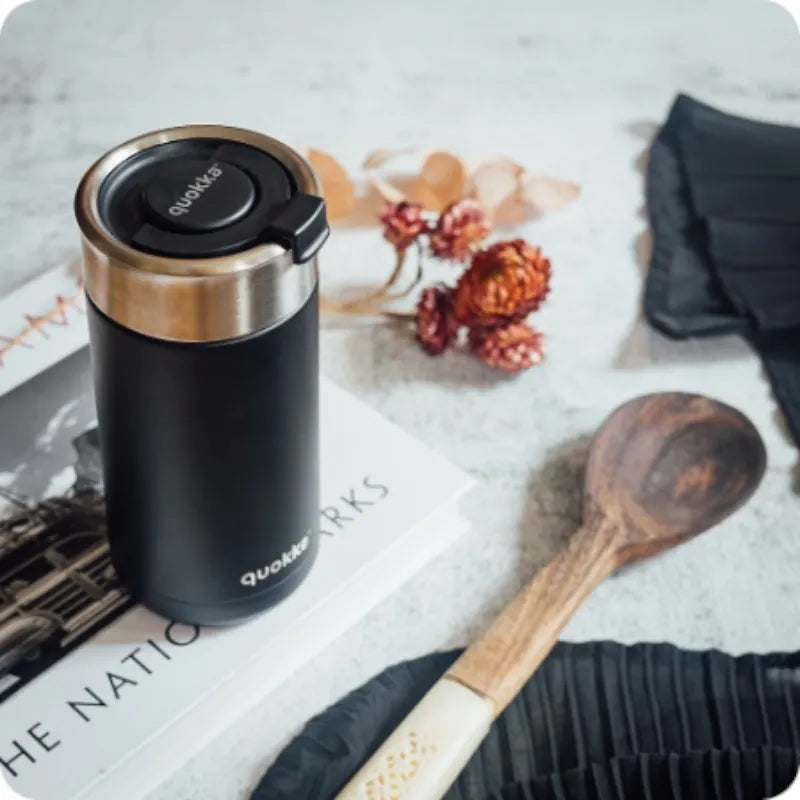 Quokka Boost Coffee Tumbler – nerūdijančio plieno termo puodelis su sieteliu, 400 ml (juodas)