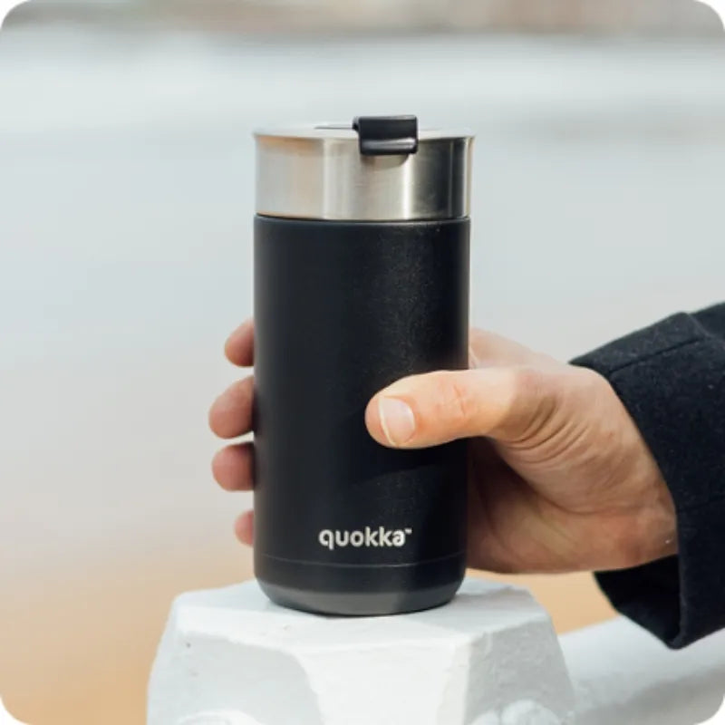 Quokka Boost Coffee Tumbler – nerūdijančio plieno termo puodelis su sieteliu, 400 ml (juodas)