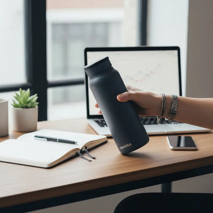 Quokka Echo – 690 ml nerūdijančio plieno gertuvė su silikonine rankena (juoda)
