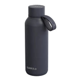Quokka Solid su dirželiu – 510 ml nerūdijančio plieno termobutelį (grafito spalvos)