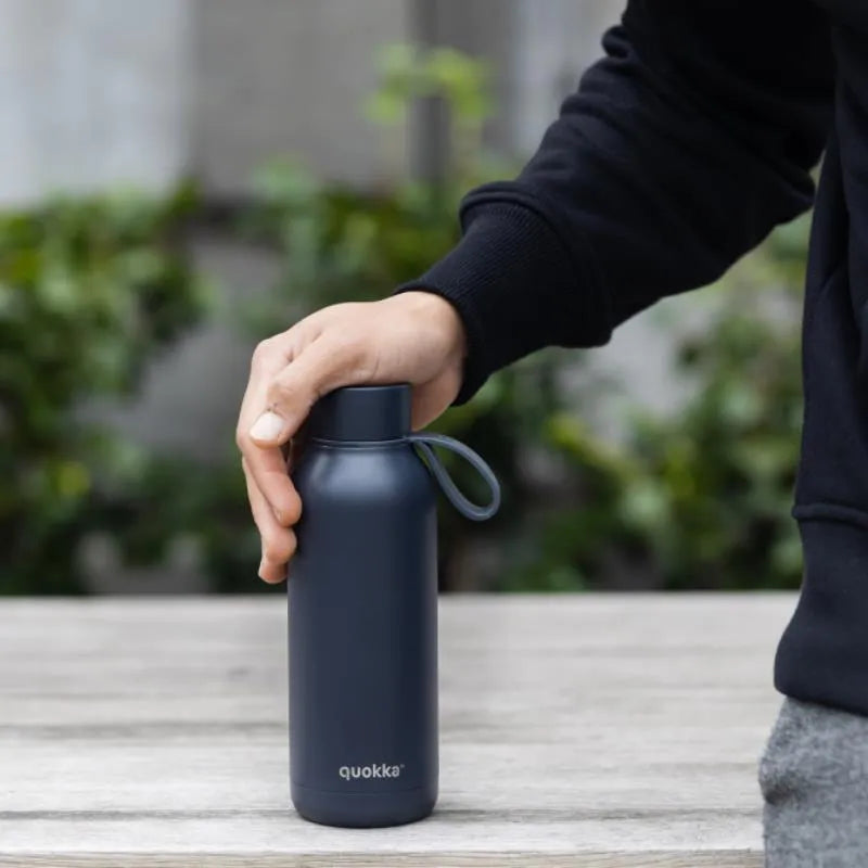 Quokka Solid su dirželiu – 510 ml nerūdijančio plieno termobutelį (grafito spalvos)
