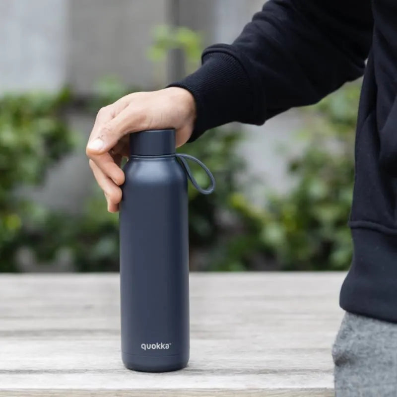 Quokka Solid su dirželiu – 630 ml nerūdijančio plieno termogertuvė (grafito spalvos)