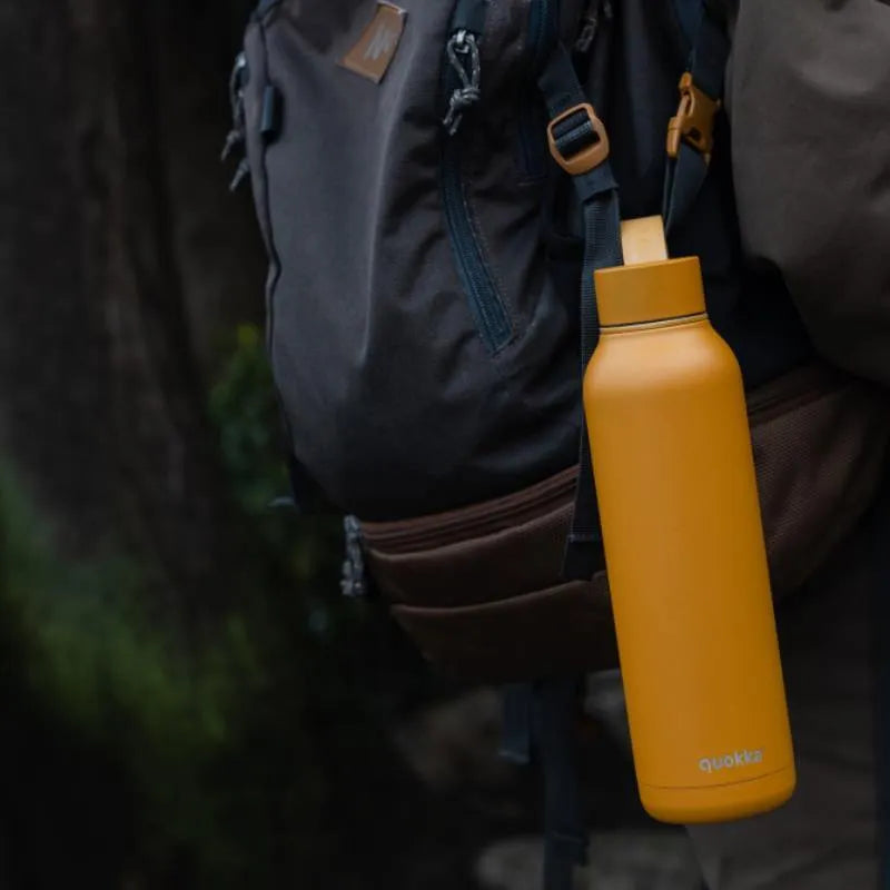 Quokka Solid su dirželiu – 630 ml nerūdijančio plieno termogertuvė su dirželiu (garstyčių spalvos)