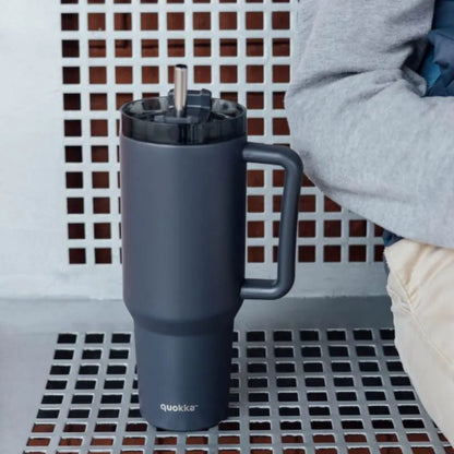 Quokka Stream – 1200 ml nerūdijančio plieno termo puodelis su šiaudeliu (grafitinis)