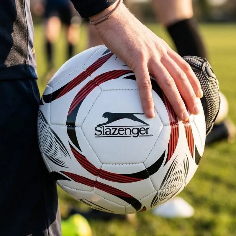 Slazenger – 32 dalių treniruočių futbolo kamuolys, 5 dydis (baltas/raudonas)
