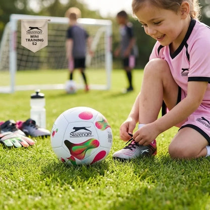 Slazenger - Mini treniruočių futbolo kamuolys vaikams, 12 panelių, 2 dydis (baltas/rožinis)